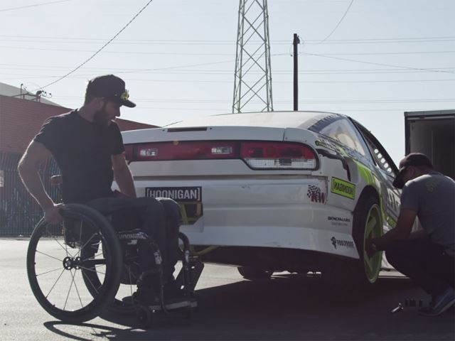 Этот вдохновляющий парень управляет 600-сильным Nissan Silvia без ног